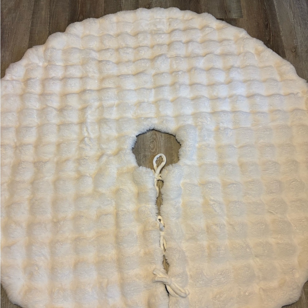 Tahari Ivory Faux Fur Plush Tree Skirt